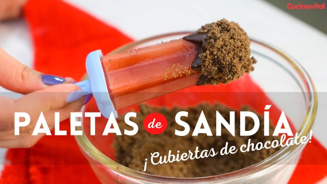Paletas de sandía cubiertas de chocolate y topping de galletas