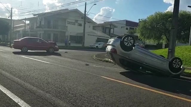 Veículo capota após colisão de trânsito no bairro Neva