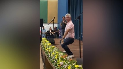 Vereador desce ‘até o chão’ em evento com professores na Bahia