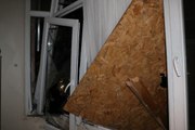 Ankara'da, rüzgarın uçurduğu çatıdan kopan parçalar yan bina ve araçlara isabet etti