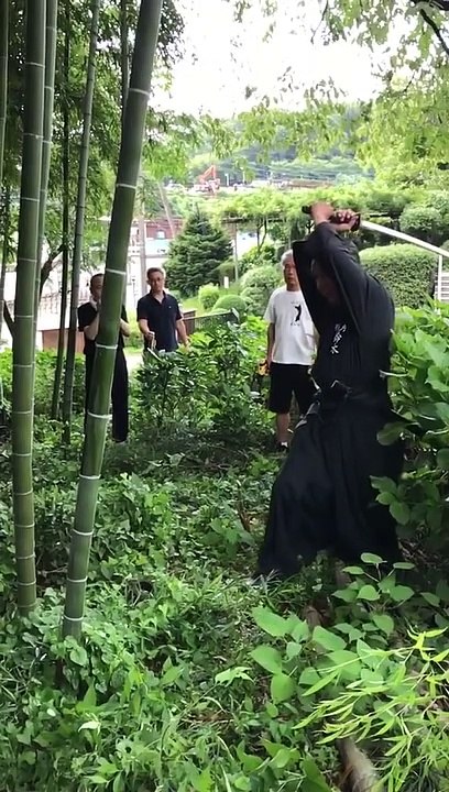 The power of Japanese swords.KATANA／【神業】孟宗竹を一刀両断！