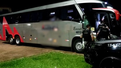 Video herunterladen: Pelotão de Choque vistoria ônibus de linha em fiscalização contra ilícitos