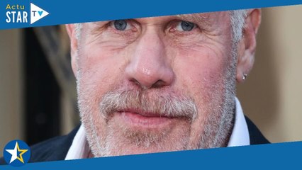 Ron Perlman en couple avec un actrice de 22 ans de moins que lui, baisers fougueux sur le tapis roug