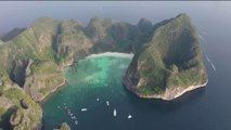 La cohabitation difficile entre touristes et requins à Maya Bay en Thaïlande, devenue célèbre par le film 