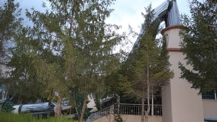 Şiddetli fırtına cami minaresini devirdi, çatılarda hasar oluşturdu