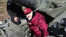 شاهد: وزير الدفاع الأوكراني ريزنيكوف يجرّب دبابات تشالنجر البريطانية