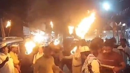 बैतूल: हाथों में आग लेकर सडक पर उतरे कांग्रेसी, चप्पे चप्पे रही पुलिस की पैनी नजर