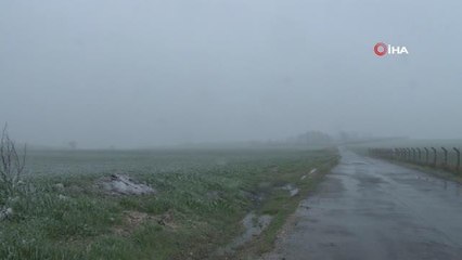 Çatalca'nın yüksek kesimlerinde kar yağışı çatıları beyaza bürüdü