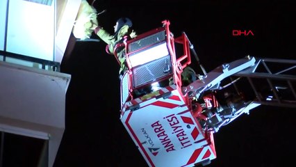 Rüzgarın fırlattığı çatıdan saniyelik kurtuluş