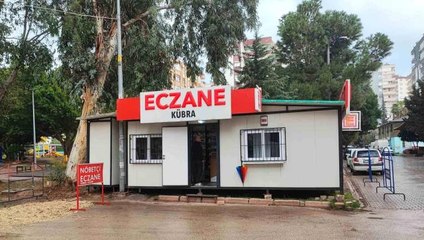 Depremde dükkanı hasar aldı, parka konteyner kurup eczane açtı