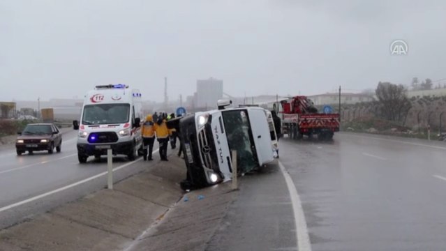 Servis minibüsü devrildi çok sayıda işçi yaralandı