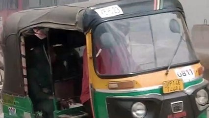 Video:ट्रैक्टर ट्रॉली में बिजली के तारों के टकराने से लगी आग