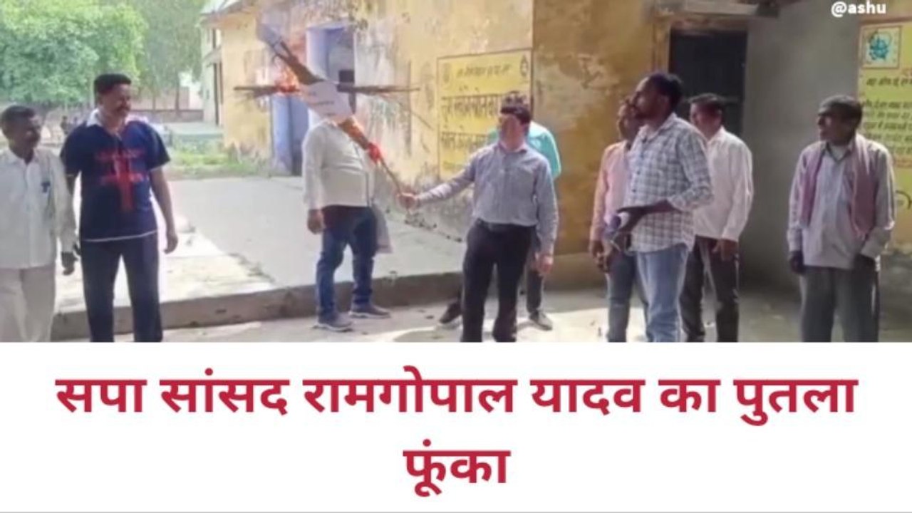 बिजनौर: आक्रोशित ग्राम प्रधानों ने सपा सांसद रामगोपाल का पुतला फूंका, जानिए क्यों