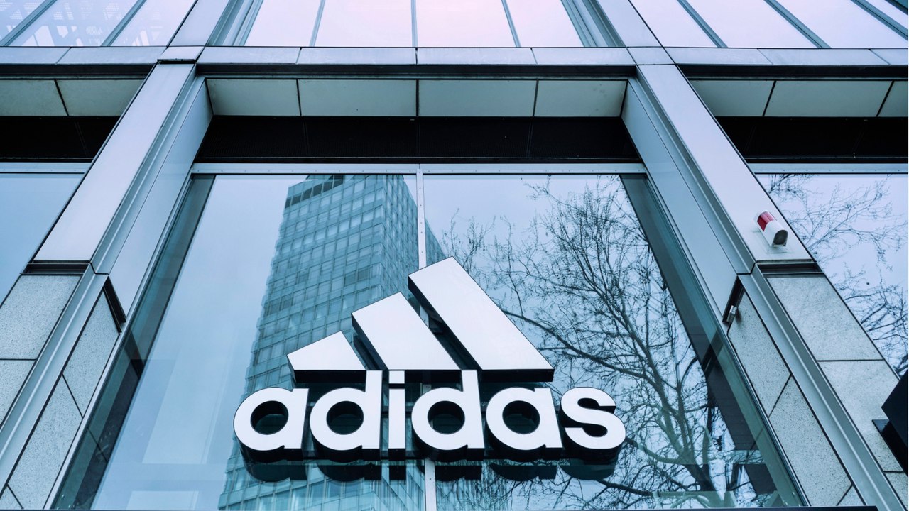 Verwechslungsgefahr - Adidas geht wegen Streifen gegen Black Lives Matter vor