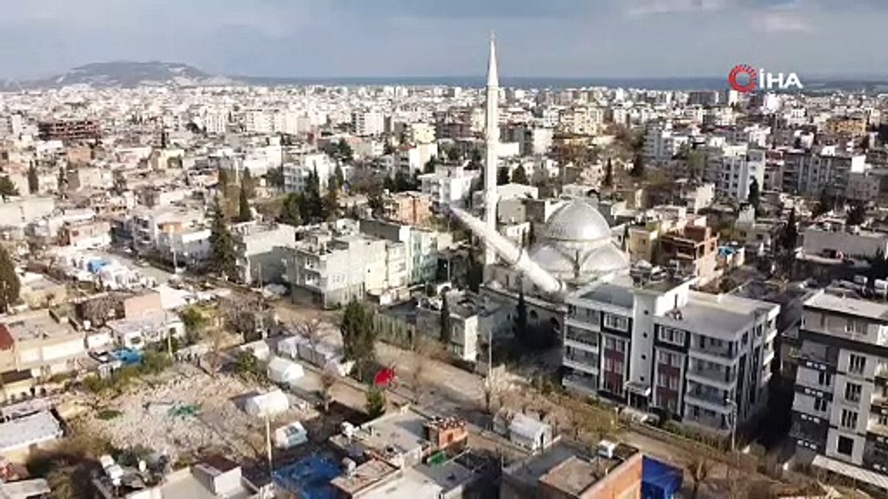 Minare evin üzerine devrildi