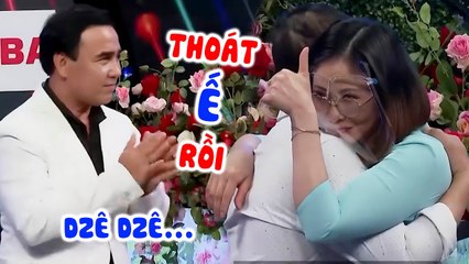 Cô nàng PHẤN KHÍCH TỘT ĐỘ vừa gặp bạn trai muốn NHÀO TỚI bấm nút hẹn hò ÔM NHAU NGAY quá xá đã