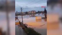 Mersin'de patlayan şebeke borusu mahalleyi su altında bıraktı