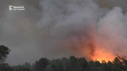 Intenso trabajo de los bomberos en el incendio de Castellón