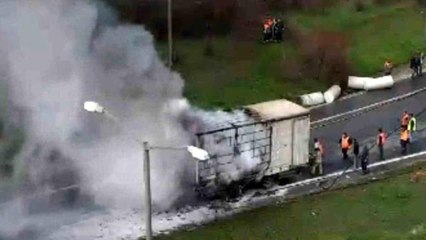 TEM Otoyolu'nda lastiği patlayan tır alev aldı