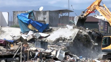 Eşyaları çıkartan yıkım ekipleri güvercinleri fark etmedi! Son anda uçarak kurtuldular