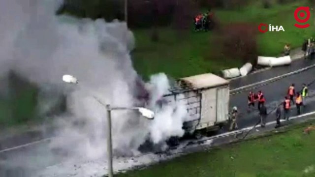 TEM Otoyolu’nda lastiği patlayan tır alev aldı