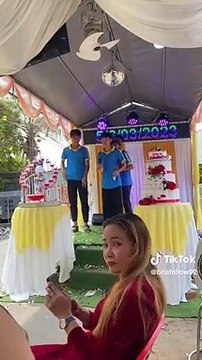 Netizen cười xỉu thanh niên đội nón bảo hiểm quẩy đám cưới: Hóa ra trốn học vô góp vui