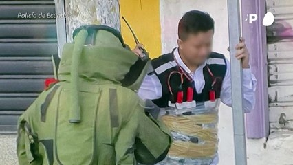 Policía de Ecuador desactiva explosivo pegado al cuerpo de un hombre