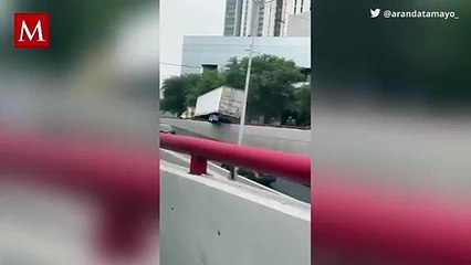 Tráiler "patina" sobre muro de contención en avenida de Monterrey