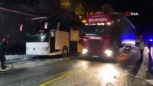 Bir faciadan dönüldü! Polisleri taşıyan otobüs alev topuna döndü