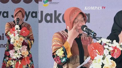 Скачать видео: Mensos Risma Nangis Ceritakan Warga Tinggal di Kolong Jembatan