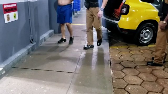 Vizinhos denunciam e homem vai preso acusado de bater na companheira, no bairro Universitário