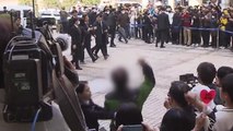 재판 출석하는 이재명 향해 달걀 던진 80대 남성 체포 / YTN