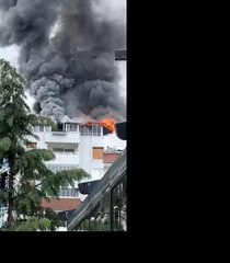 Site içinde bulunan apartmanın çatısı alev alev yandı
