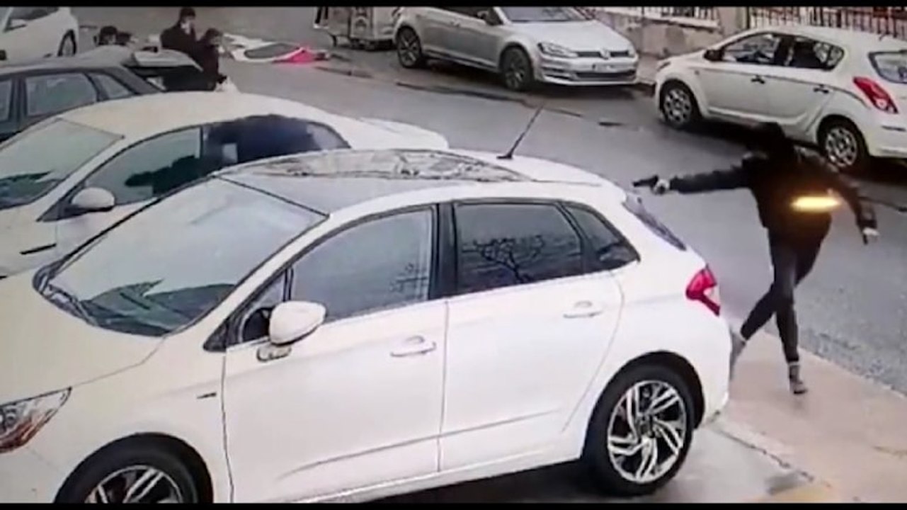 Beylikdüzü’nde silahlı saldırı kamerada