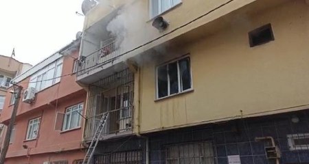 YANGINDA BALKONDA MAHSUR KALAN ANNEANNE İLE TORUNU, DEMİR PARMAKLIKLAR KESİLEREK KURTARILDI