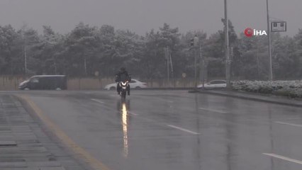 Kar yağışı Başkenti beyaza bürüdü