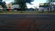 Quase uma tragédia: Veículo atravessa Avenida Brasil pelo canteiro Central