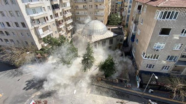 3 APARTMAN ARASINDAKİ AĞIR HASARLI CAMİNİN MİNARESİ KONTROLLÜ OLARAK YIKILDI