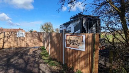 Tải video: Family living off-grid ordered by council to dismantle shipping container home