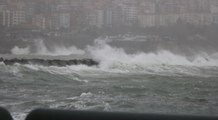 Zonguldak'ta kuvvetli rüzgar; 7 metreyi aşan dalgalar oluştu