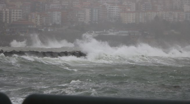 Zonguldak'ta kuvvetli rüzgar; 7 metreyi aşan dalgalar oluştu