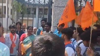 सागर: सेंट्रल यूनिवर्सिटी में विद्यार्थी परिषद ने किया जमकर हंगामा,दी ये चेतावनी