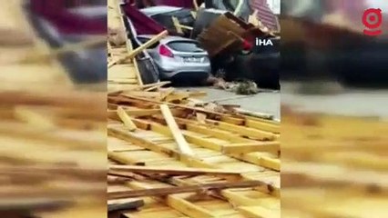 Öğrenciler dersteyken okulun çatısı uçtu