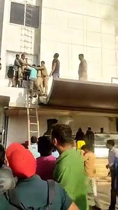 Video: इंदौर के होटल पपाया ट्री में लगी आग, देखें फायर व पुलिसकर्मियों ने कैसे किया रेस्क्यू