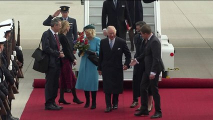 下载视频: Suivez en direct la cérémonie d’accueil réservée à Charles III porte de Brandebourg à Berlin