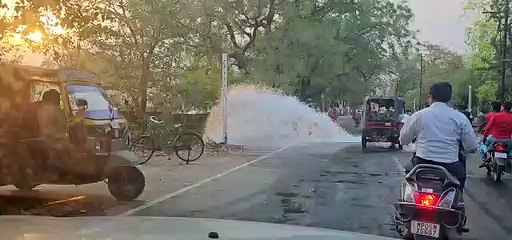 पाइप लाइन की टेस्टिंग में खुले बॉल्व से बहता रहा पानी