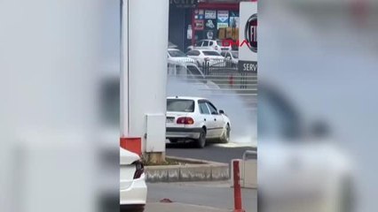 YANAN OTOMOBİLİN KAPUTUNU TEKME ATIP, AÇMAYA ÇALIŞTI