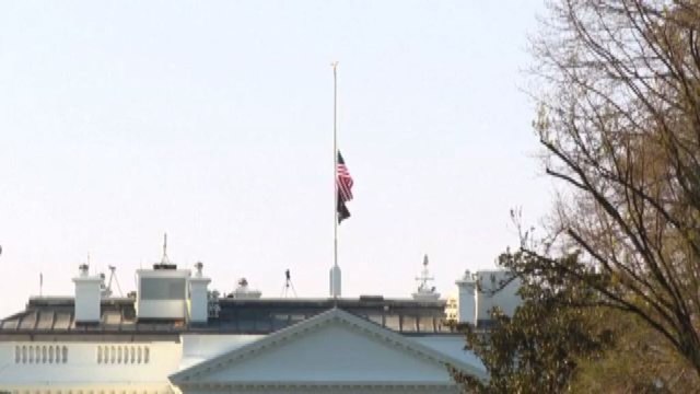 Bandiera a mezz'asta alla Casa Bianca per le vittime di Nashville