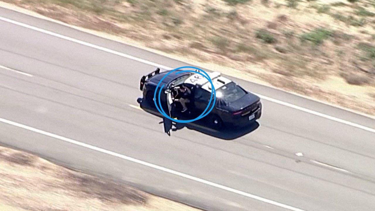 Il vole un véhicule de police et tente de s’échapper en sautant de la voiture sur l’autoroute