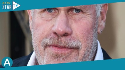 Ron Perlman en couple avec un actrice de 22 ans de moins que lui, baisers fougueux sur le tapis roug